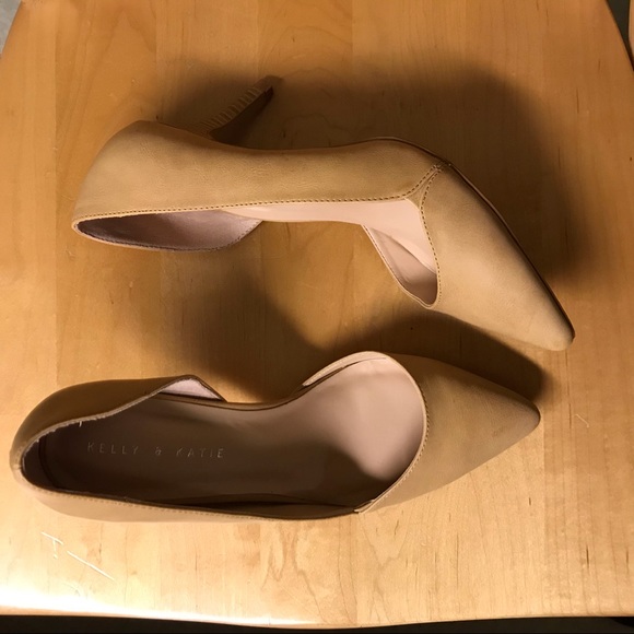 Sexy nude/tan pointed toe heels - Picture 2 of 4
